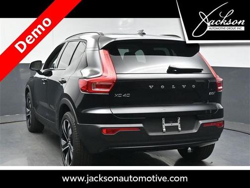 2025 Volvo XC40 B5 Ultra Dark Theme