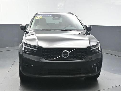 2025 Volvo XC40 B5 Ultra Dark Theme