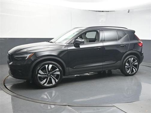 2025 Volvo XC40 B5 Ultra Dark Theme