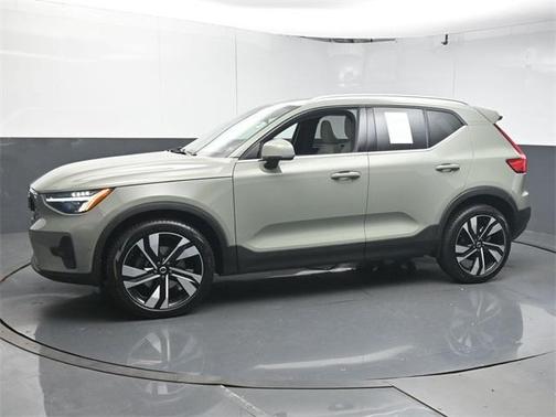2023 Volvo XC40 B5 Plus Bright Theme