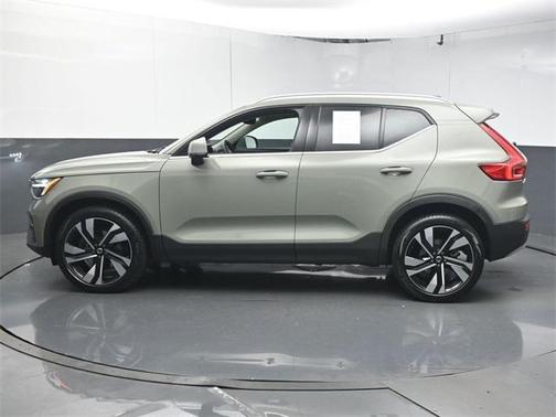 2023 Volvo XC40 B5 Plus Bright Theme
