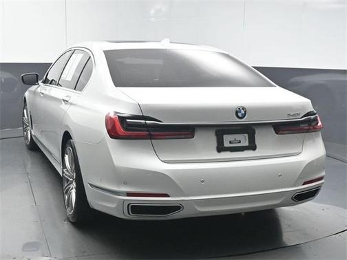 2022 BMW 740 i