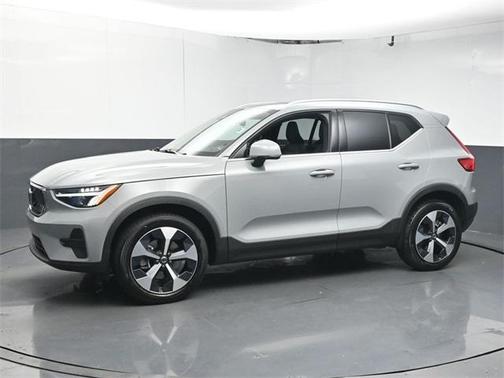 2025 Volvo XC40 B5 Core Bright Theme