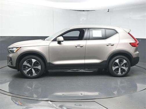 2024 Volvo XC40 B5 Plus Bright Theme