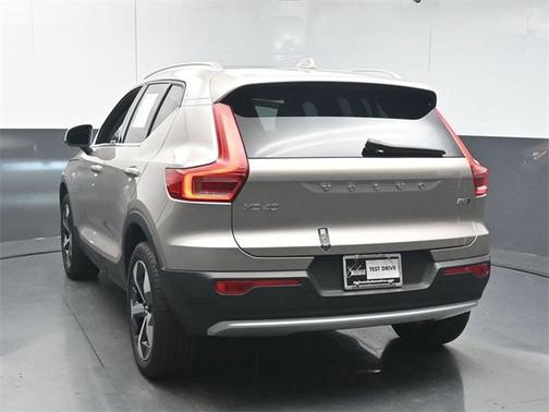 2024 Volvo XC40 B5 Plus Bright Theme