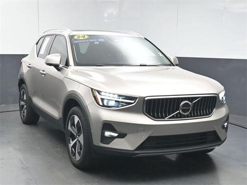 2024 Volvo XC40 B5 Plus Bright Theme