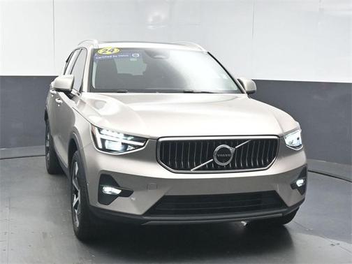 2024 Volvo XC40 B5 Plus Bright Theme