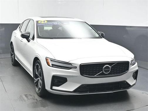 2024 Volvo S60 B5 Plus Dark Theme