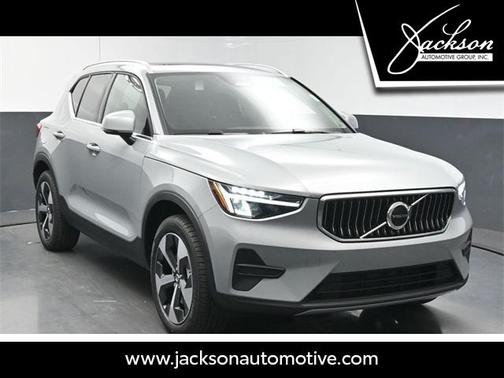 2025 Volvo XC40 B5 Core Bright Theme