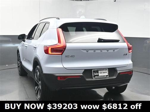2025 Volvo XC40 B5 Plus Dark Theme