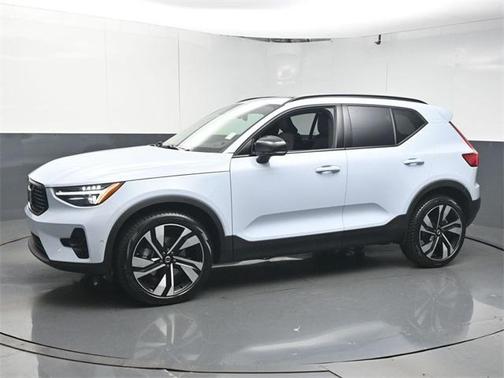2025 Volvo XC40 B5 Plus Dark Theme