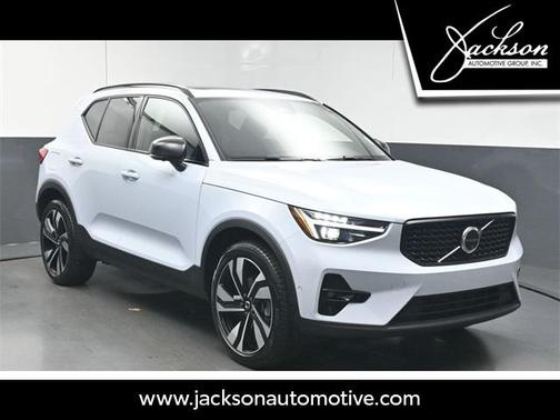 2025 Volvo XC40 B5 Plus Dark Theme