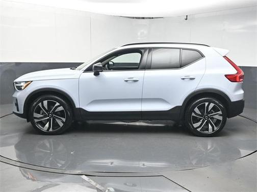 2025 Volvo XC40 B5 Plus Dark Theme