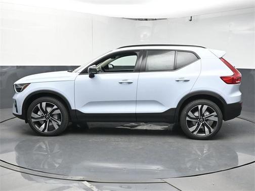 2025 Volvo XC40 B5 Plus Dark Theme