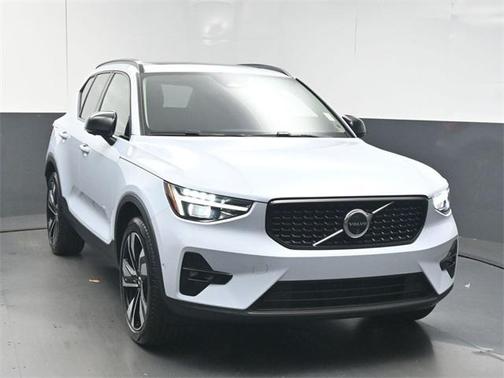 2025 Volvo XC40 B5 Plus Dark Theme