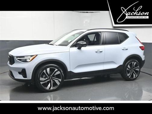 2025 Volvo XC40 B5 Plus Dark Theme