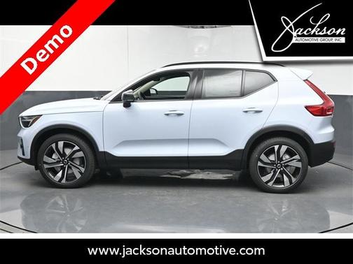 2025 Volvo XC40 B5 Plus Dark Theme