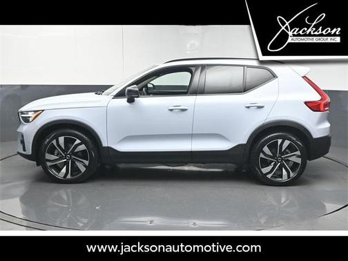 2025 Volvo XC40 B5 Plus Dark Theme
