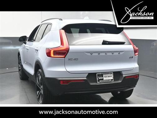 2025 Volvo XC40 B5 Plus Dark Theme