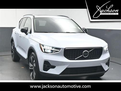 2025 Volvo XC40 B5 Plus Dark Theme