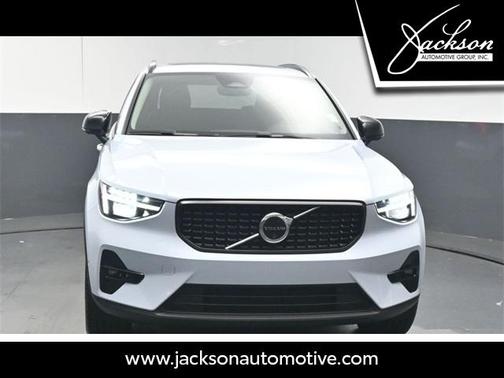 2025 Volvo XC40 B5 Plus Dark Theme
