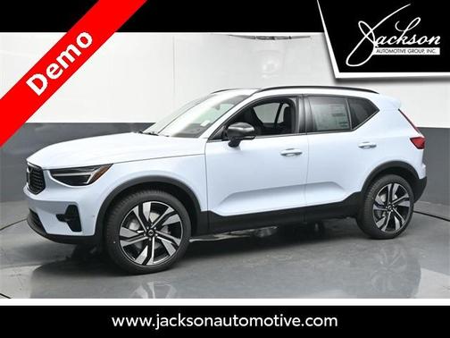 2025 Volvo XC40 B5 Plus Dark Theme