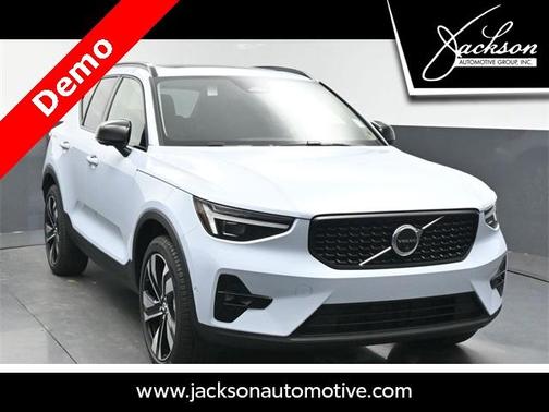 2025 Volvo XC40 B5 Plus Dark Theme