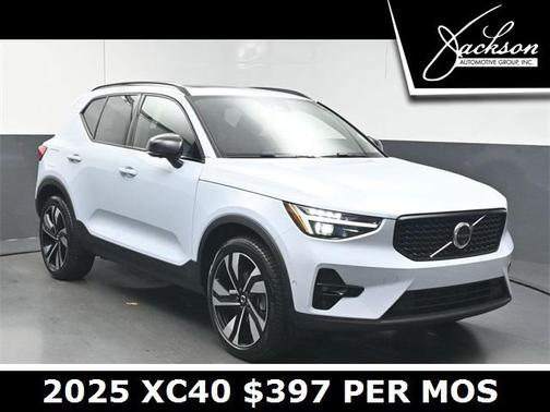 2025 Volvo XC40 B5 Plus Dark Theme