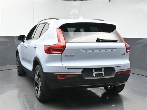 2025 Volvo XC40 B5 Plus Dark Theme