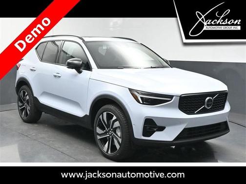 2025 Volvo XC40 B5 Plus Dark Theme