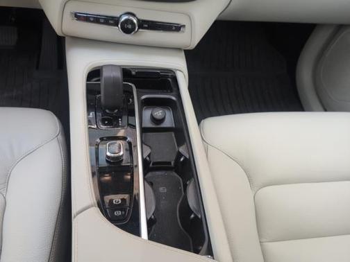 2024 Volvo XC90 B5 Core Bright Theme