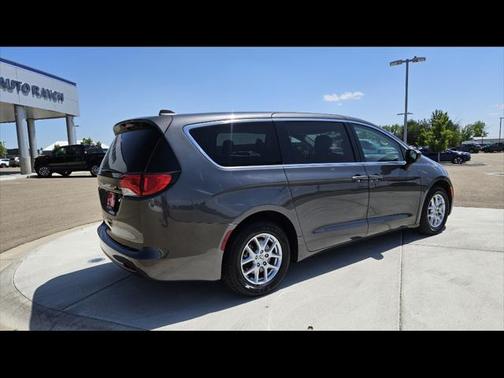 2022 Chrysler Voyager LX
