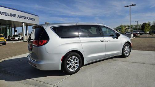 2022 Chrysler Voyager LX