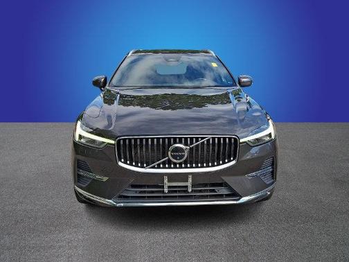 Platinum Gray Metallic 2022 Volvo XC60 B5 Inscription