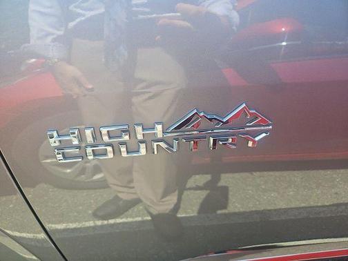 Sterling Gray Metallic 2023 Chevrolet Traverse High Country