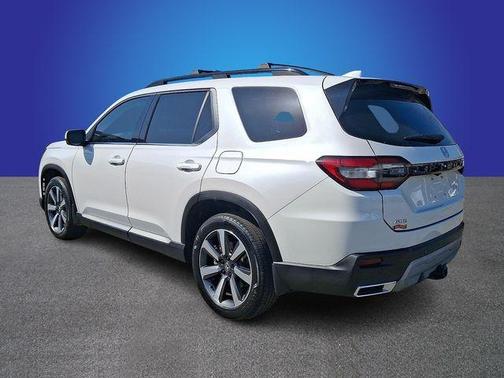 White 2023 Honda Pilot Touring