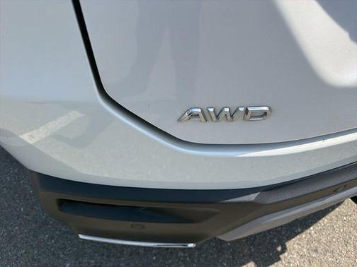 White 2023 Honda Pilot Touring