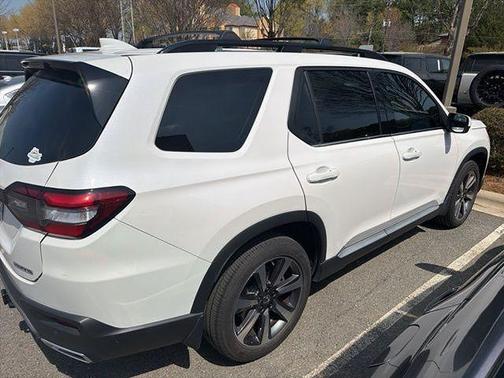 White 2023 Honda Pilot Touring