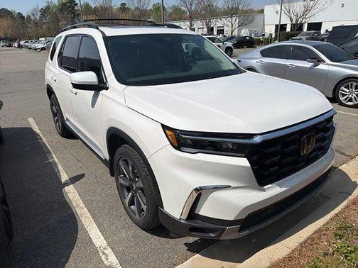 White 2023 Honda Pilot Touring