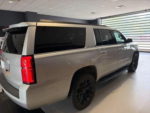 Silver Ice Metallic 2018 Chevrolet Suburban LT