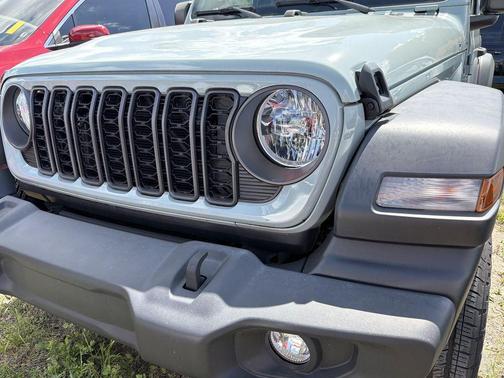 Earl Clearcoat 2024 Jeep Wrangler Sport