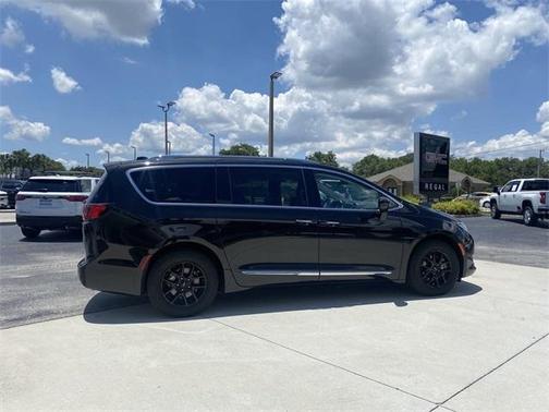 Photo 4 of 31 of 2020 Chrysler Pacifica Touring-L
