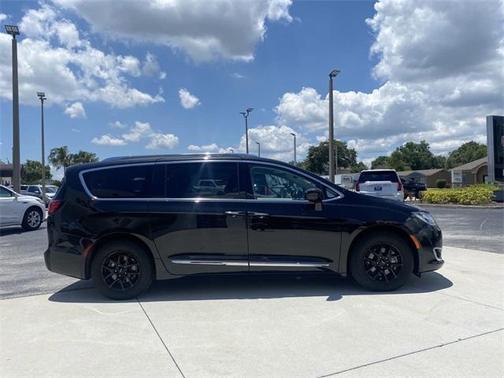 Photo 3 of 31 of 2020 Chrysler Pacifica Touring-L