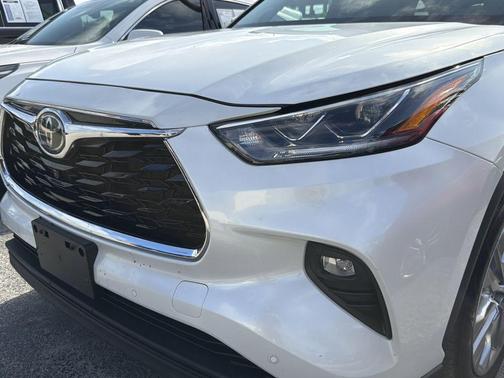 Pearl 2023 Toyota Highlander Limited