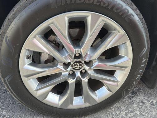 Pearl 2023 Toyota Highlander Limited