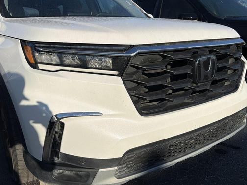 White 2023 Honda Pilot EX-L 8-Passenger