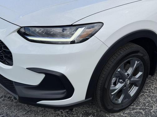 Platinum White Pearl 2026 Honda HR-V LX