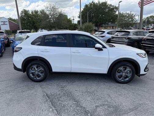 Platinum White Pearl 2026 Honda HR-V LX