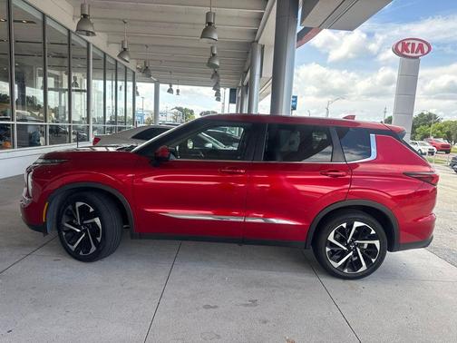 Red 2022 Mitsubishi Outlander ES