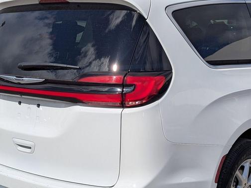 2024 Chrysler Pacifica Touring-L